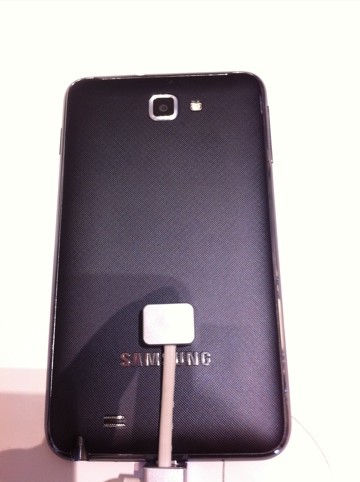 Die Rückseite besteht aus einer Menge Akkudeckel und einer Fotolinse und Foto LED.