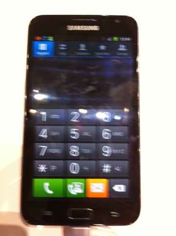 Die 5,29" Zoll kann man sich zum telefonieren ans Ohr halten. Ein Bluetoothheadset wird aber wohl praktikabler sein.